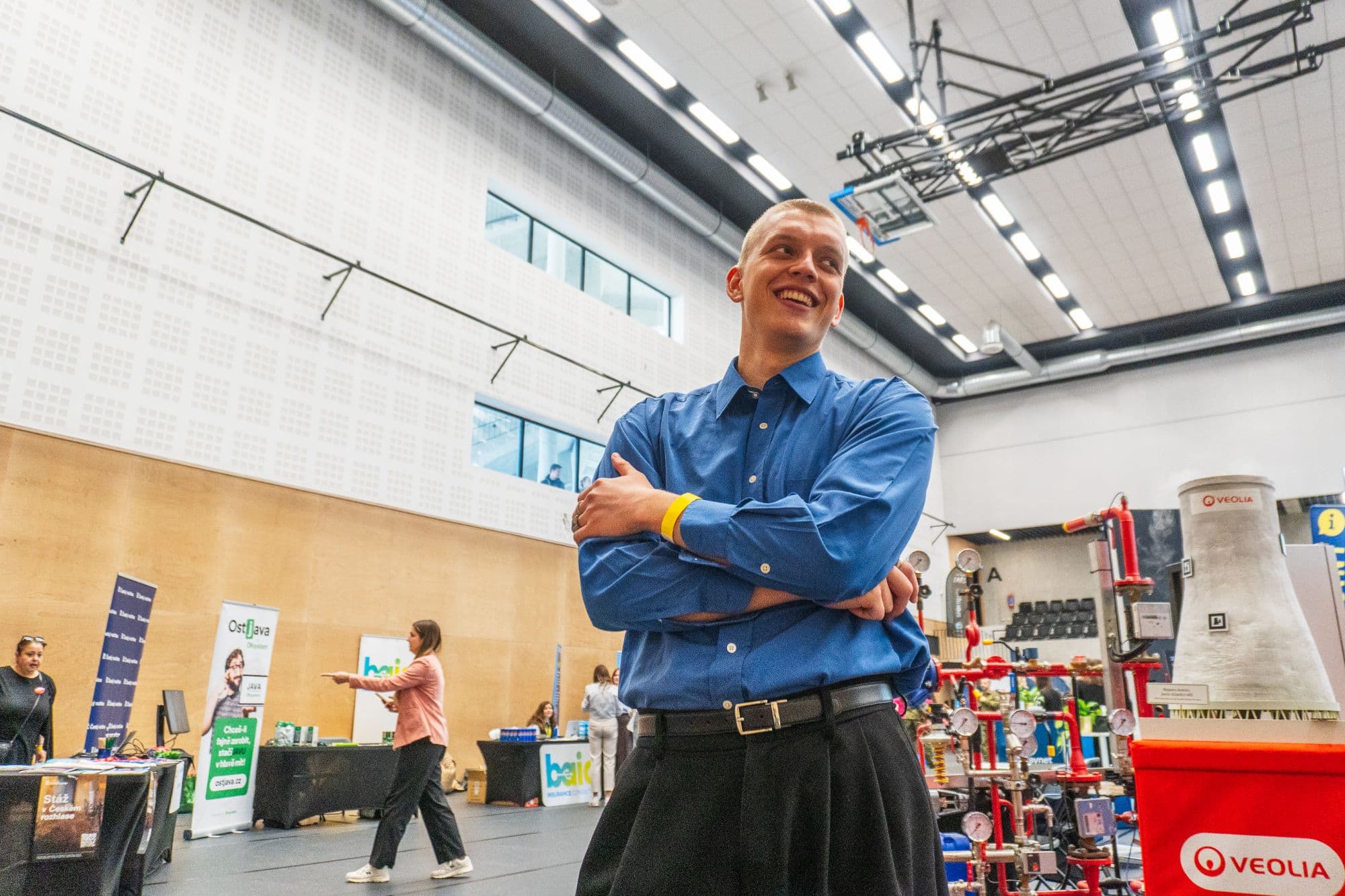Marek, co-founder RiseHigh, usměvavý v modré košili na veletrhu